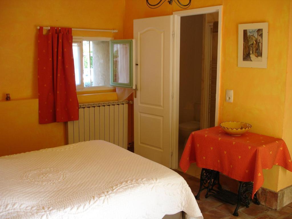 Hotel Domaine De La Grange Neuve La Roque-sur-Pernes Pokoj fotografie